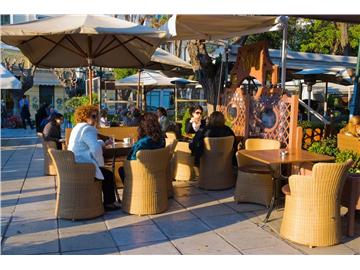 腐國的露天咖啡館，看上去不錯呦