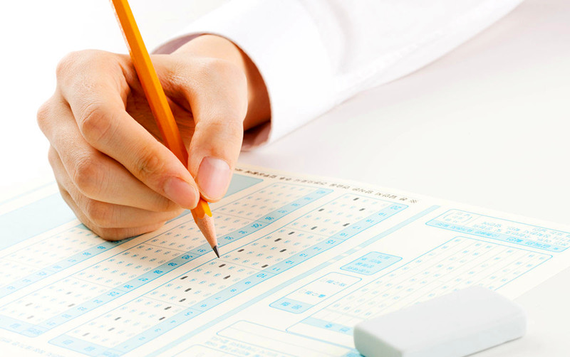 美國哪些名校需要申請(qǐng)學(xué)生提交SAT作文成績？